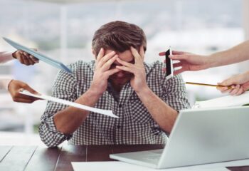 Nova redação da NR-1 prevê que empresas adotem medidas contra riscos psicossociais no trabalho.(Imagem: Freepik)