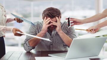 Nova redação da NR-1 prevê que empresas adotem medidas contra riscos psicossociais no trabalho.(Imagem: Freepik)