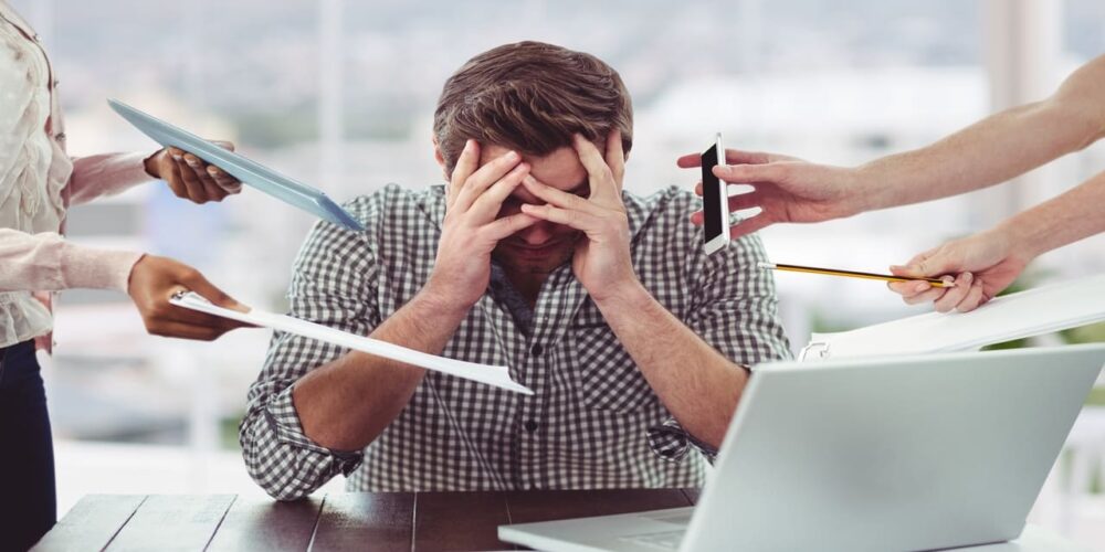 Nova redação da NR-1 prevê que empresas adotem medidas contra riscos psicossociais no trabalho.(Imagem: Freepik)